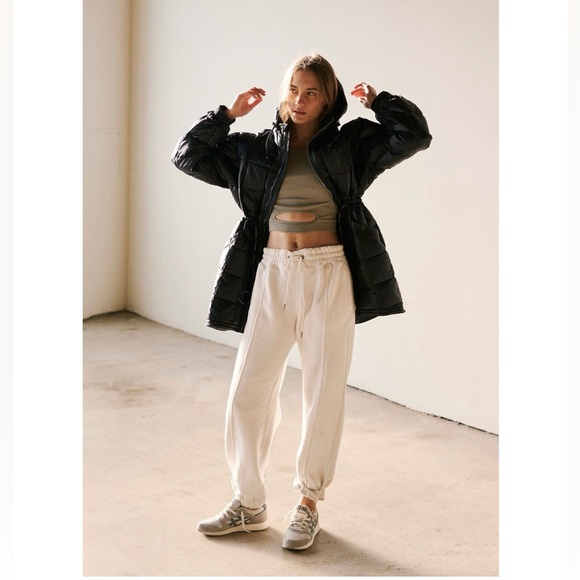 NWT FREE PEOPLE MOVEMENT Patricia Packable Poncho Puffer in Black size Medium - Picture 4 of 9